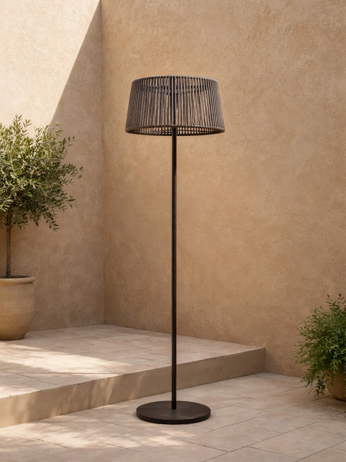 Lámpara de pie solar exterior Solaia de cuerda y metal – 45 x 164 cm
