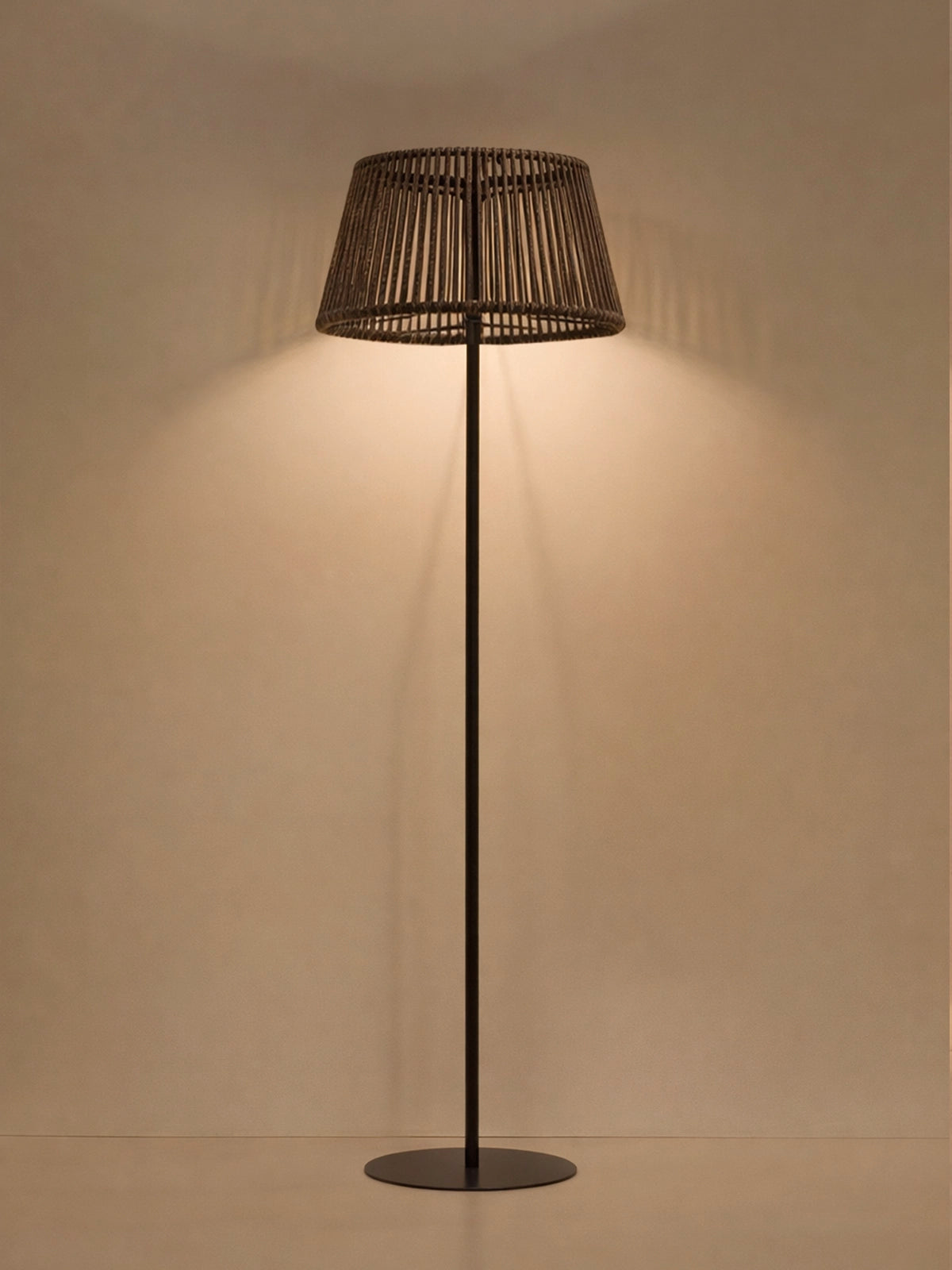 Lámpara de pie solar exterior Solaia de cuerda y metal – 45 x 164 cm