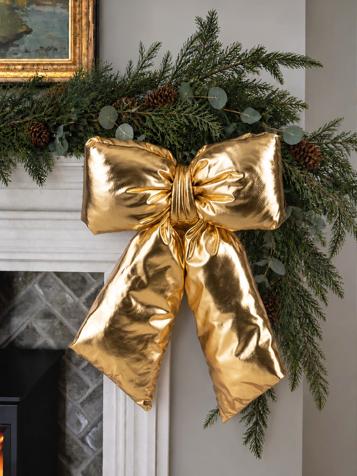 Lazo Navideño Colgante Acolchado Dorado – 28 × 28 cm