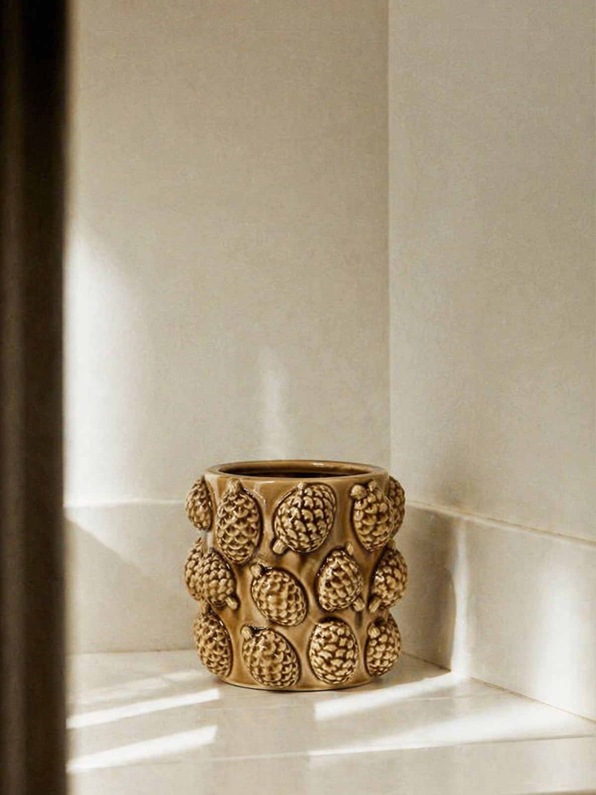 Macetero de Porcelana con Piñas en Relieve – Caramelo 16 × 14,5 cm