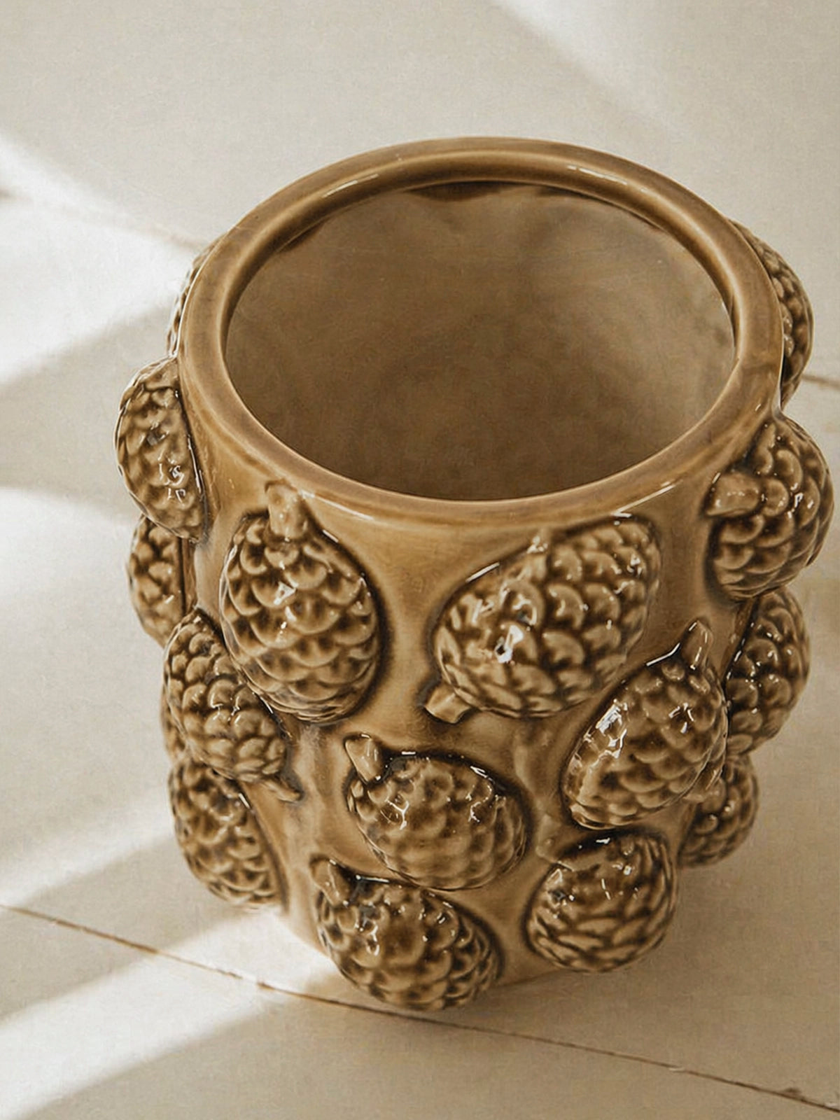 Macetero de Porcelana con Piñas en Relieve – Caramelo 18 × 16,5 cm