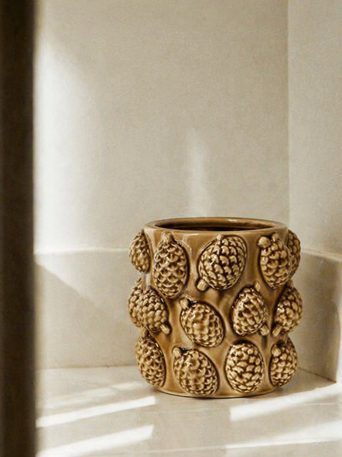 Macetero de Porcelana con Piñas en Relieve – Caramelo 18 × 16,5 cm