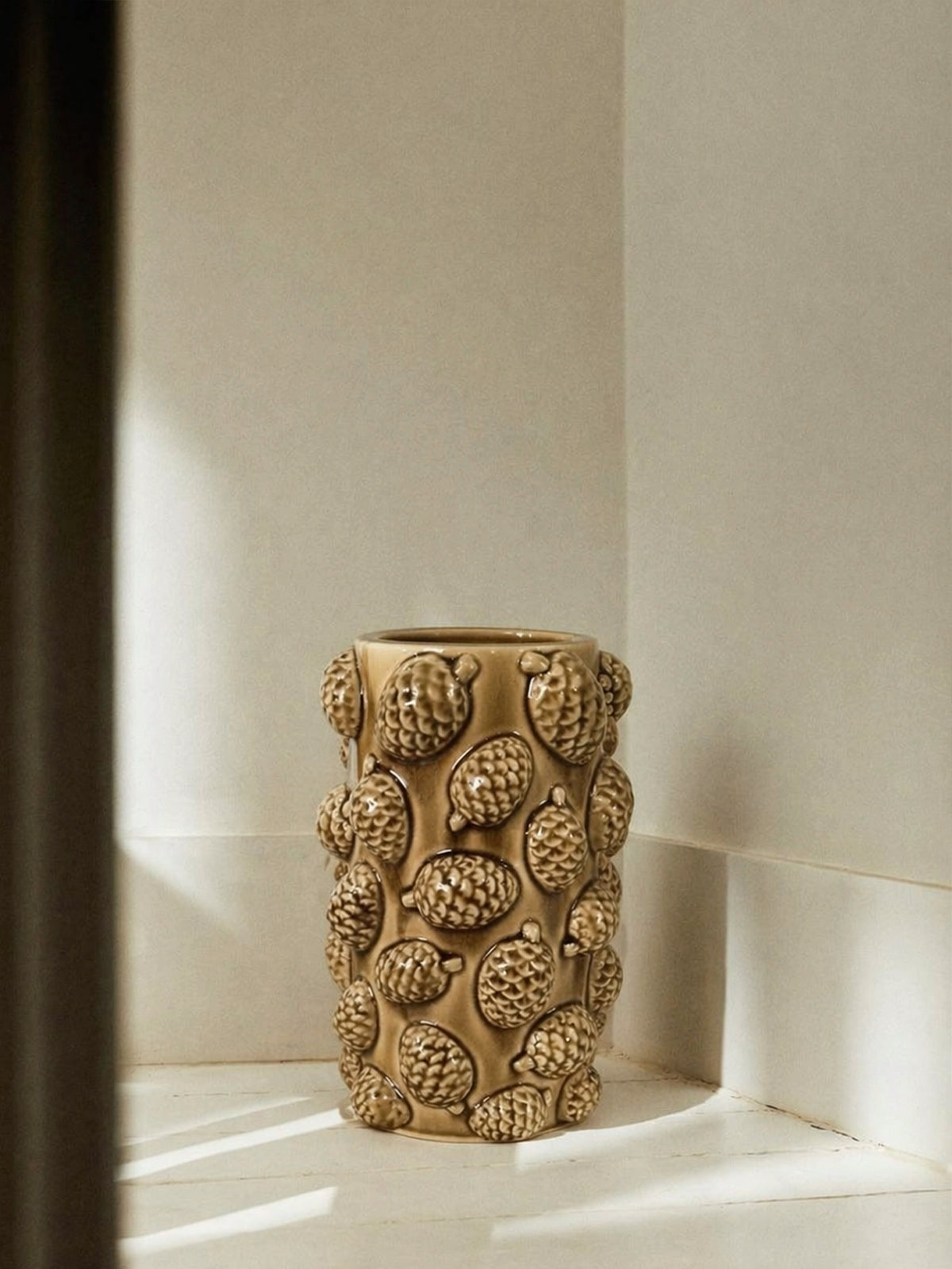 Jarrón Piña de Porcelana con Piñas en Relieve – Caramelo 16 × 27,5 cm