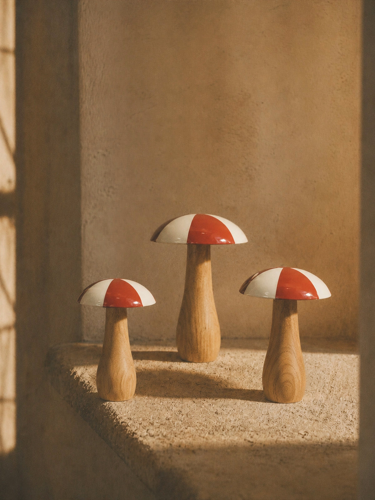Seta Decorativa de Madera de Mango con Sombrero Rojo y Blanco – 22 cm