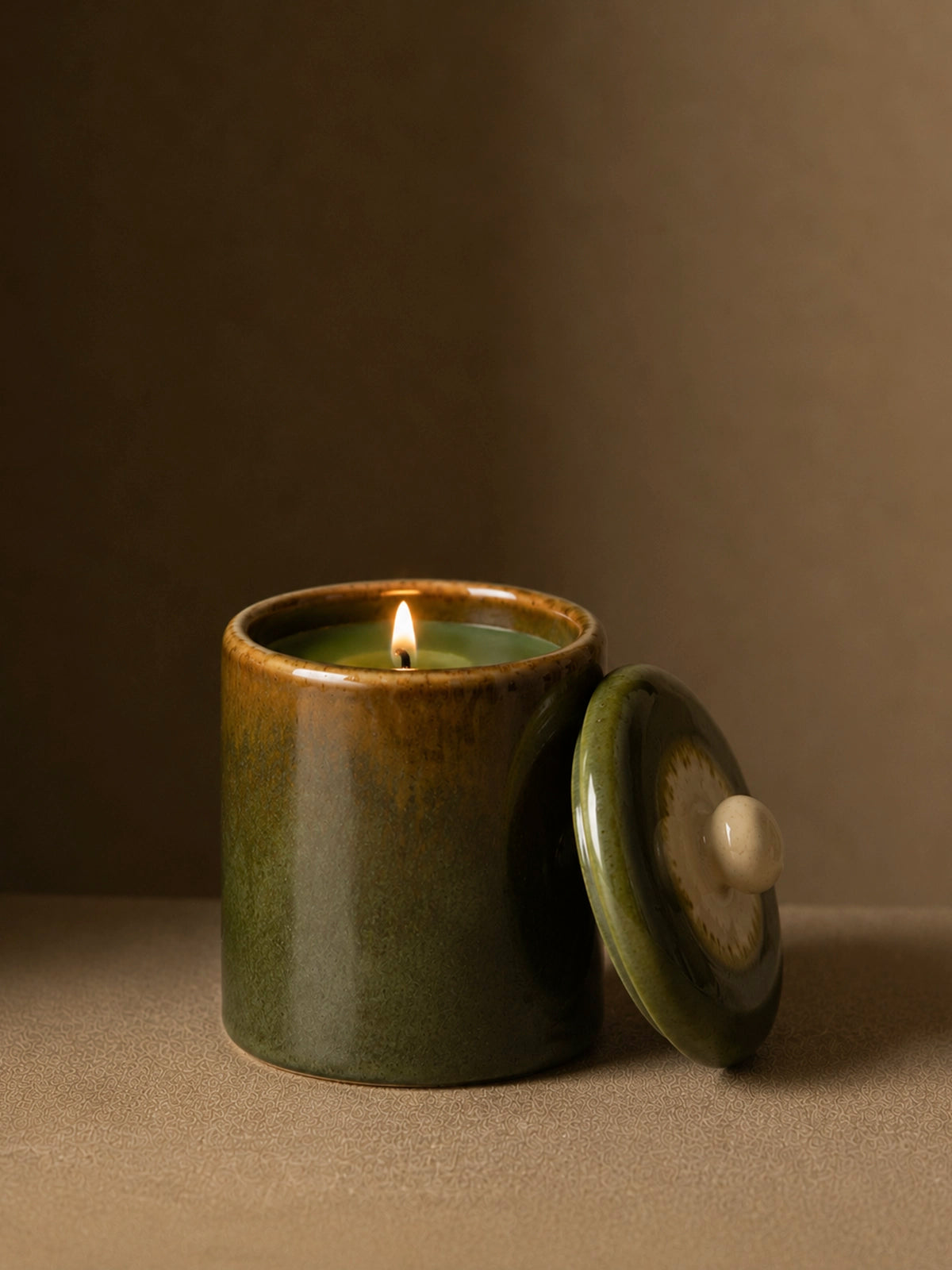 Set de 2 Velas en Tarro de Cerámica – Beige y Verde Oliva 15,5 cm
