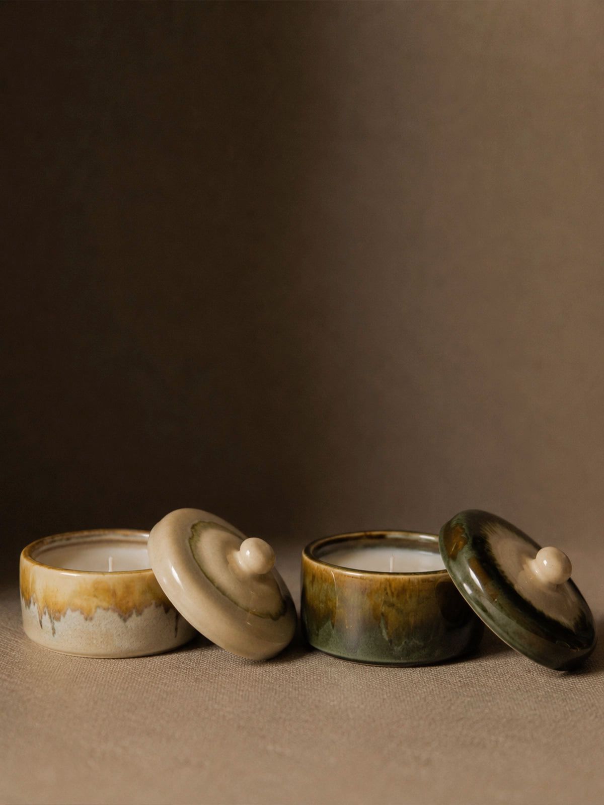 Set de 2 Velas en Tarro de Cerámica – Beige y Verde Oliva
