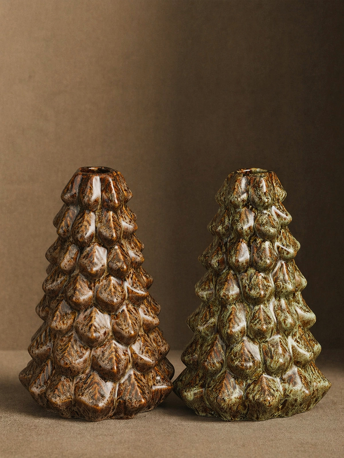 Set de 2 Portavelas Árbol de Navidad de Cerámica Verde y Marrón – 25 cm