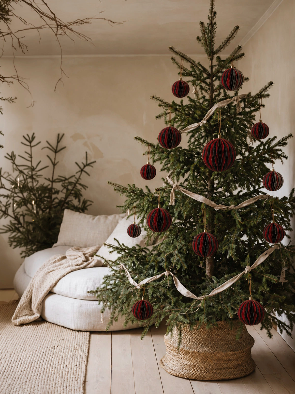 Set de 4 Bolas de Navidad de Papel Rojo y Negro – Ø25 cm