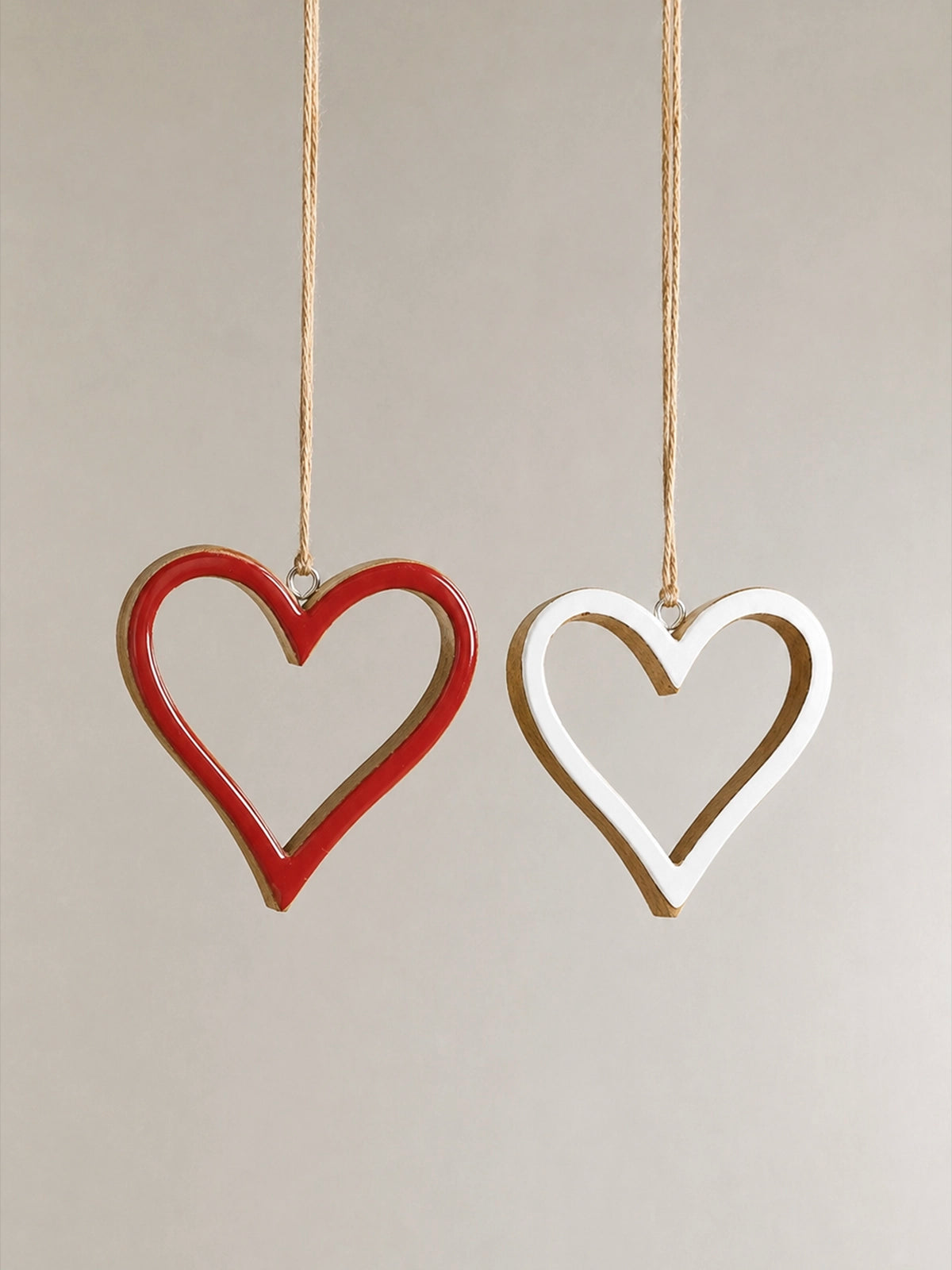 Set de 4 Corazones Colgantes de Madera de Mango – Rojo y Blanco 11 × 12 cm