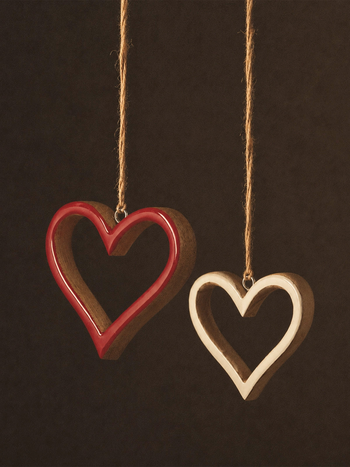 Set de 4 Corazones Colgantes de Madera de Mango – Rojo y Blanco 11 × 12 cm