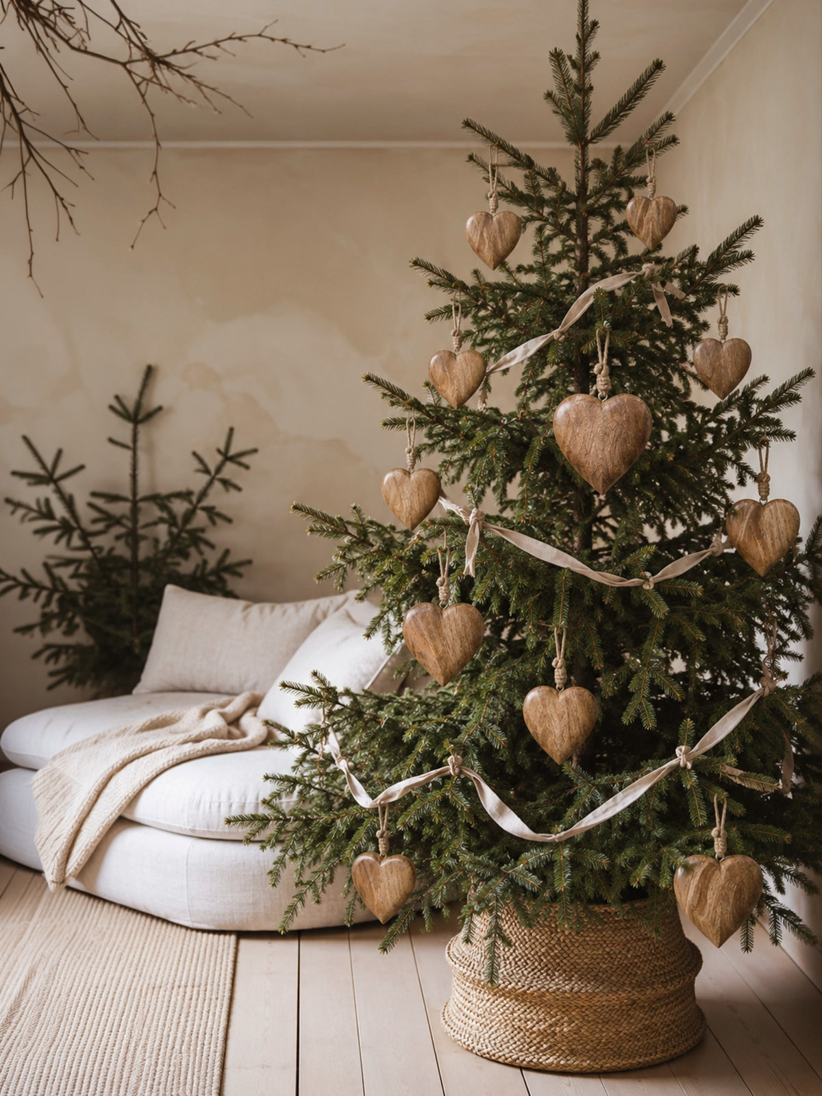Set de 4 Corazones Navideños Colgantes de Madera de Mango Natural – 15 × 15 cm