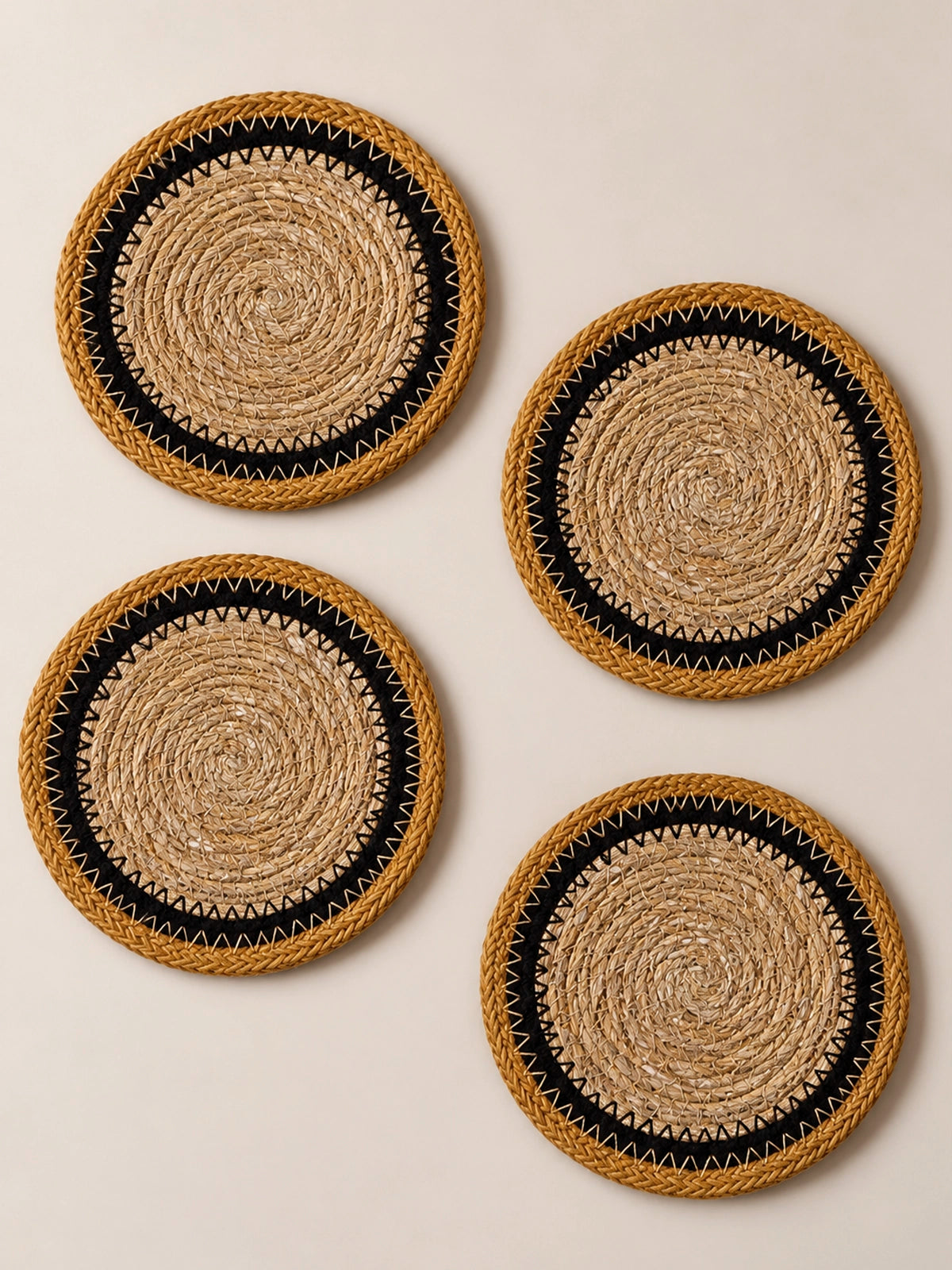 Set de 4 Posavasos de Seagrass Corso – Negro, Mostaza y Natural Ø10 cm