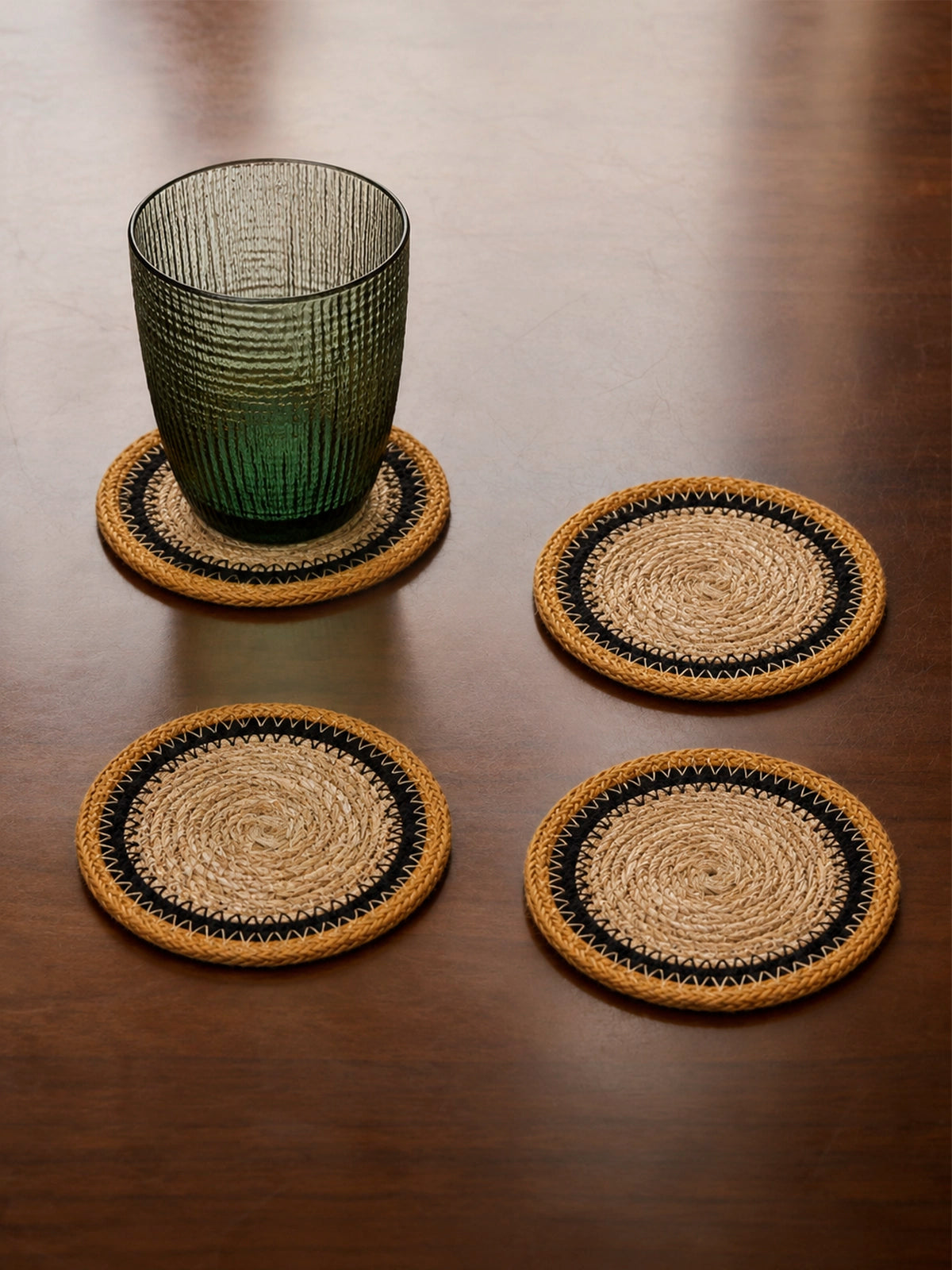 Set de 4 Posavasos de Seagrass Corso – Negro, Mostaza y Natural Ø10 cm