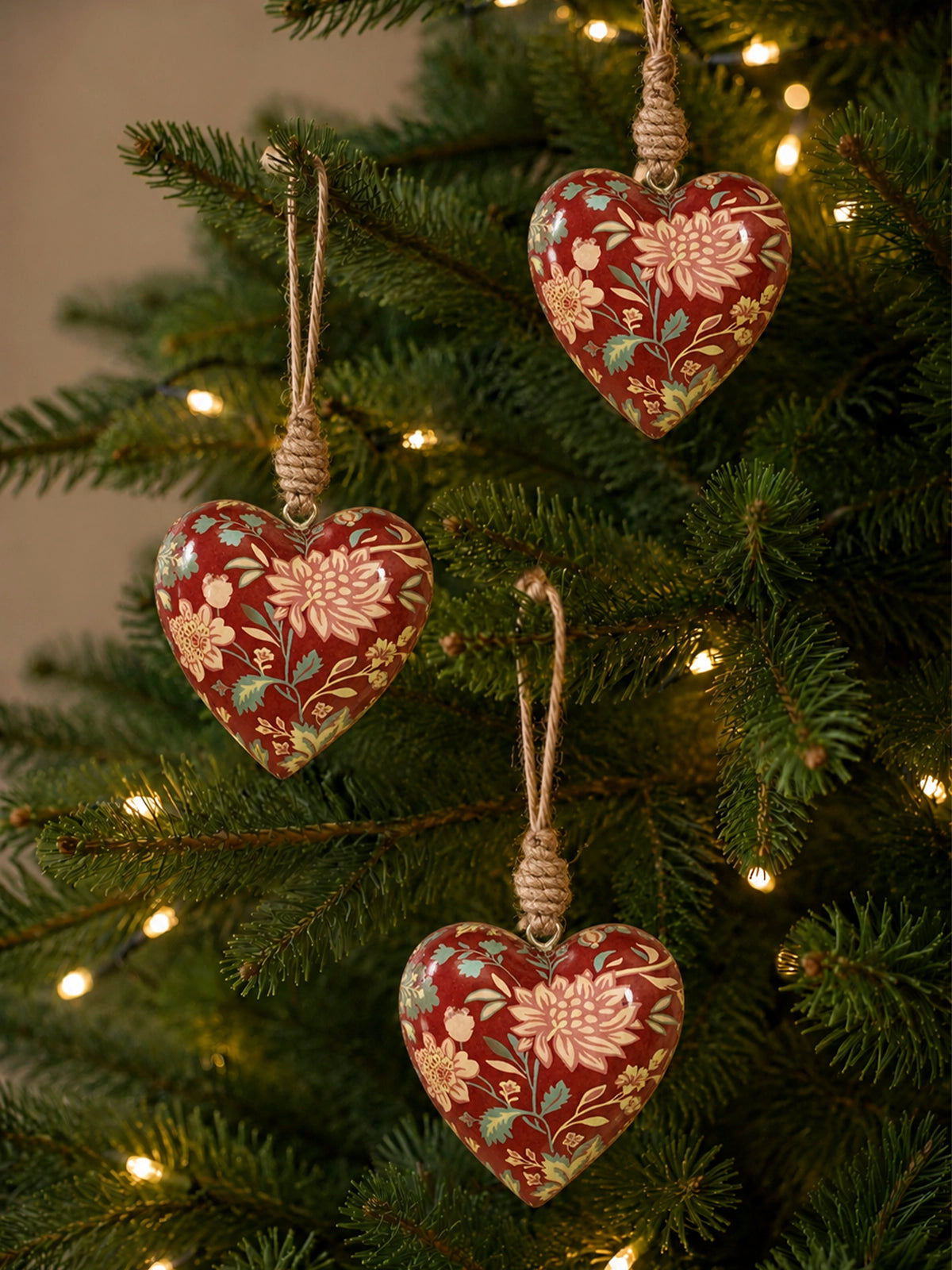 Set de 6 Corazones Navideños Colgantes de Madera de Mango – Burdeos Floral 8 × 8 cm