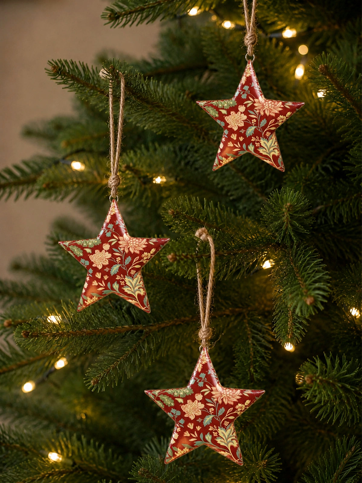 Set de 6 Estrellas Navideñas Colgantes de Madera de Mango – Burdeos Floral 11 × 11 cm