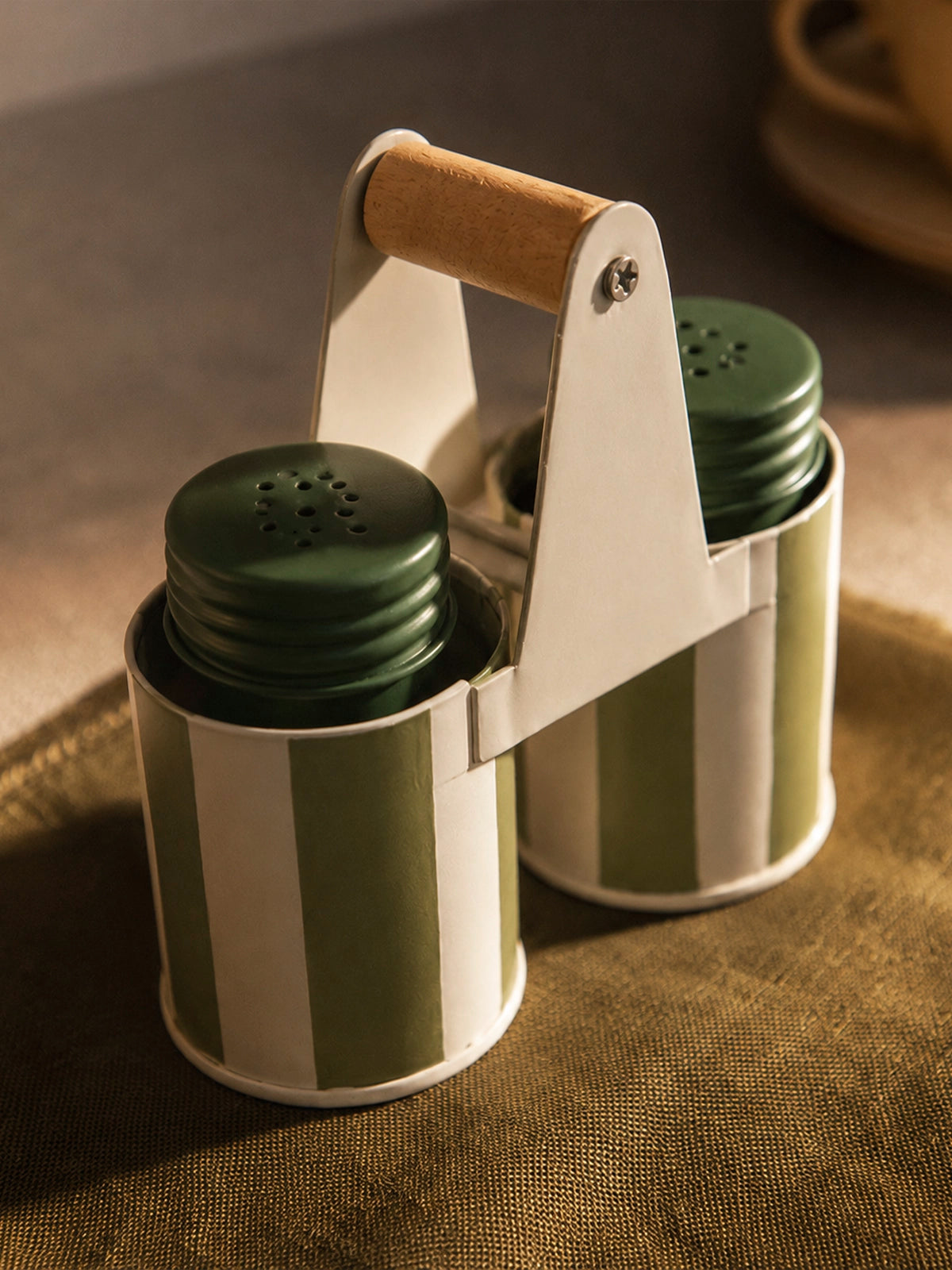 Set Salero y Pimentero de Metal con Rayas Verde Agua y Blanco – 13 × 7 × 15 cm