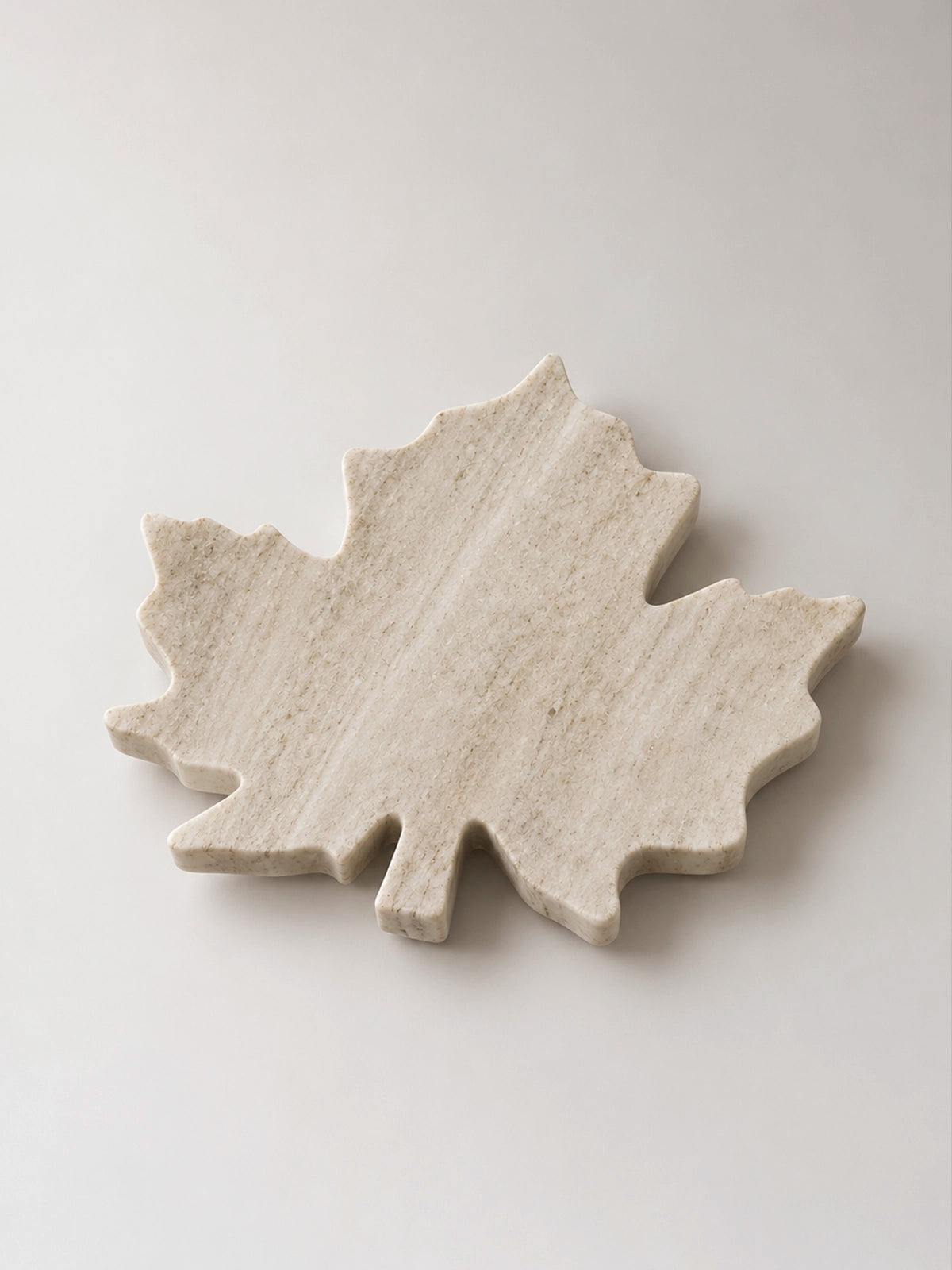 Tabla de Cortar de Mármol en Forma de Hoja – 27 × 27 cm