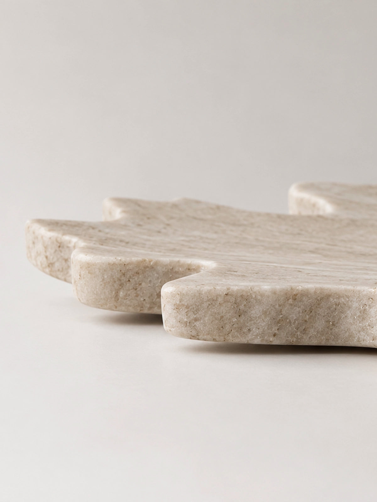 Tabla de Cortar de Mármol en Forma de Hoja – 27 × 27 cm