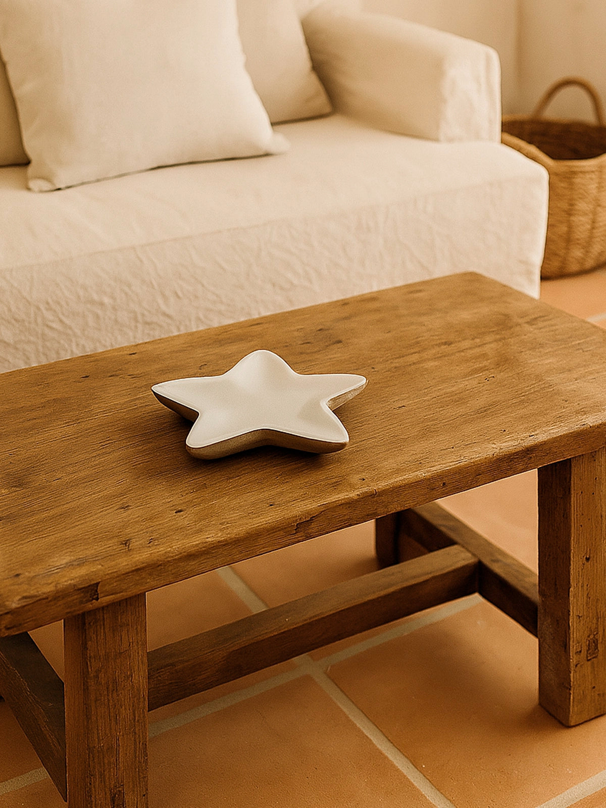 Bandeja estrella de madera de mango con base esmaltada blanca