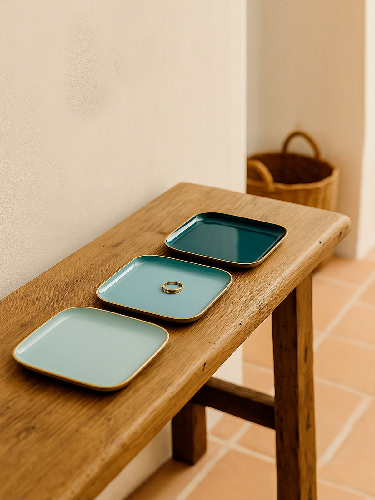 Bandeja Ocean cuadrada de metal con base dorada