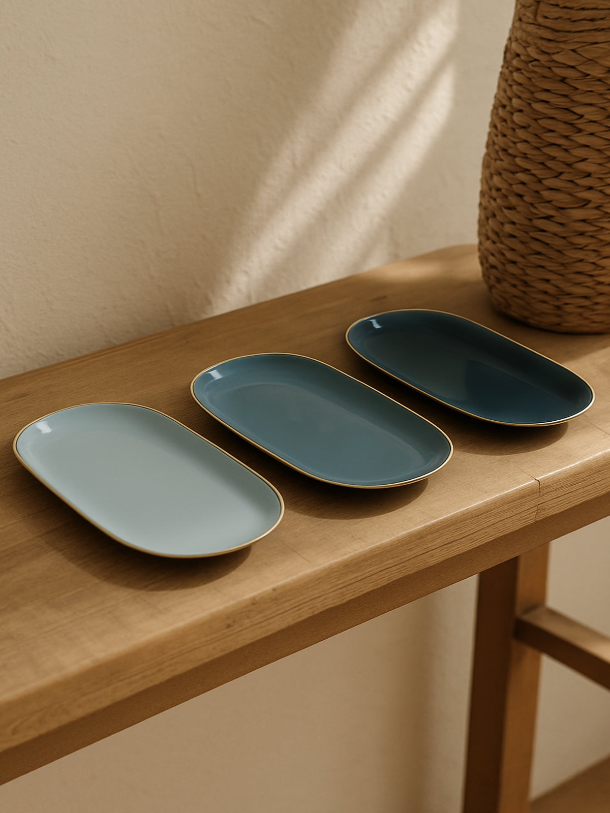 Bandeja Ocean de metal con base dorada mil azules