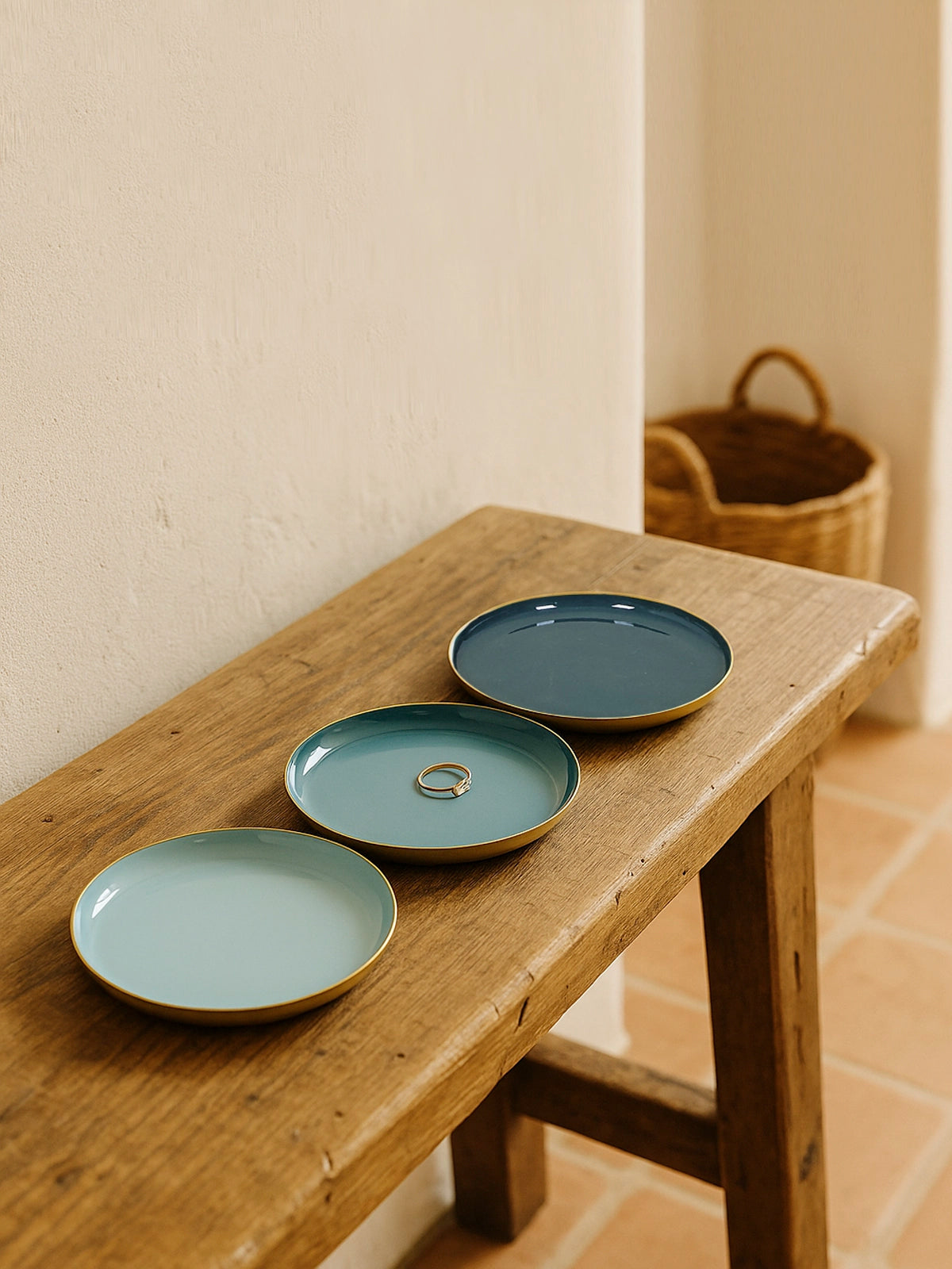 Bandeja Ocean redonda de metal con base dorada