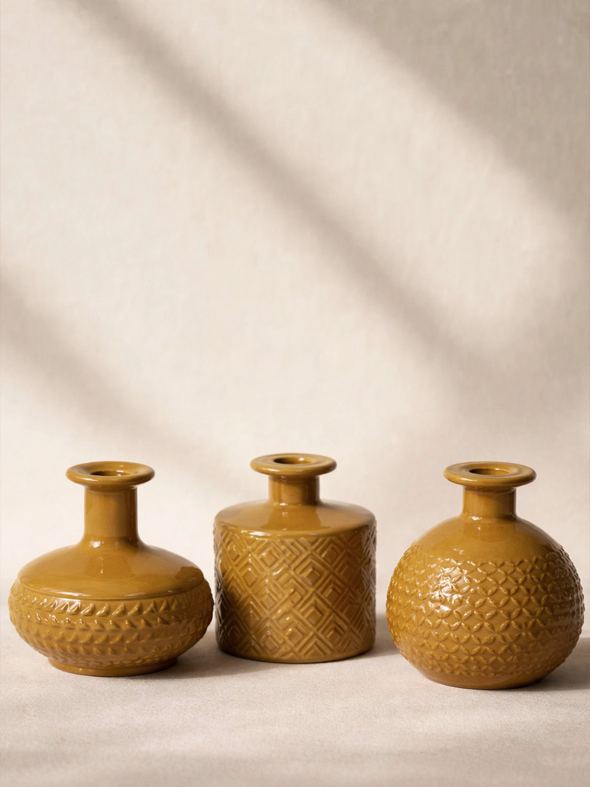 Juego de 3 botellitas Granda decorativas de vidrio reciclado color mostaza 12 cm — botellas sostenibles sin plomo