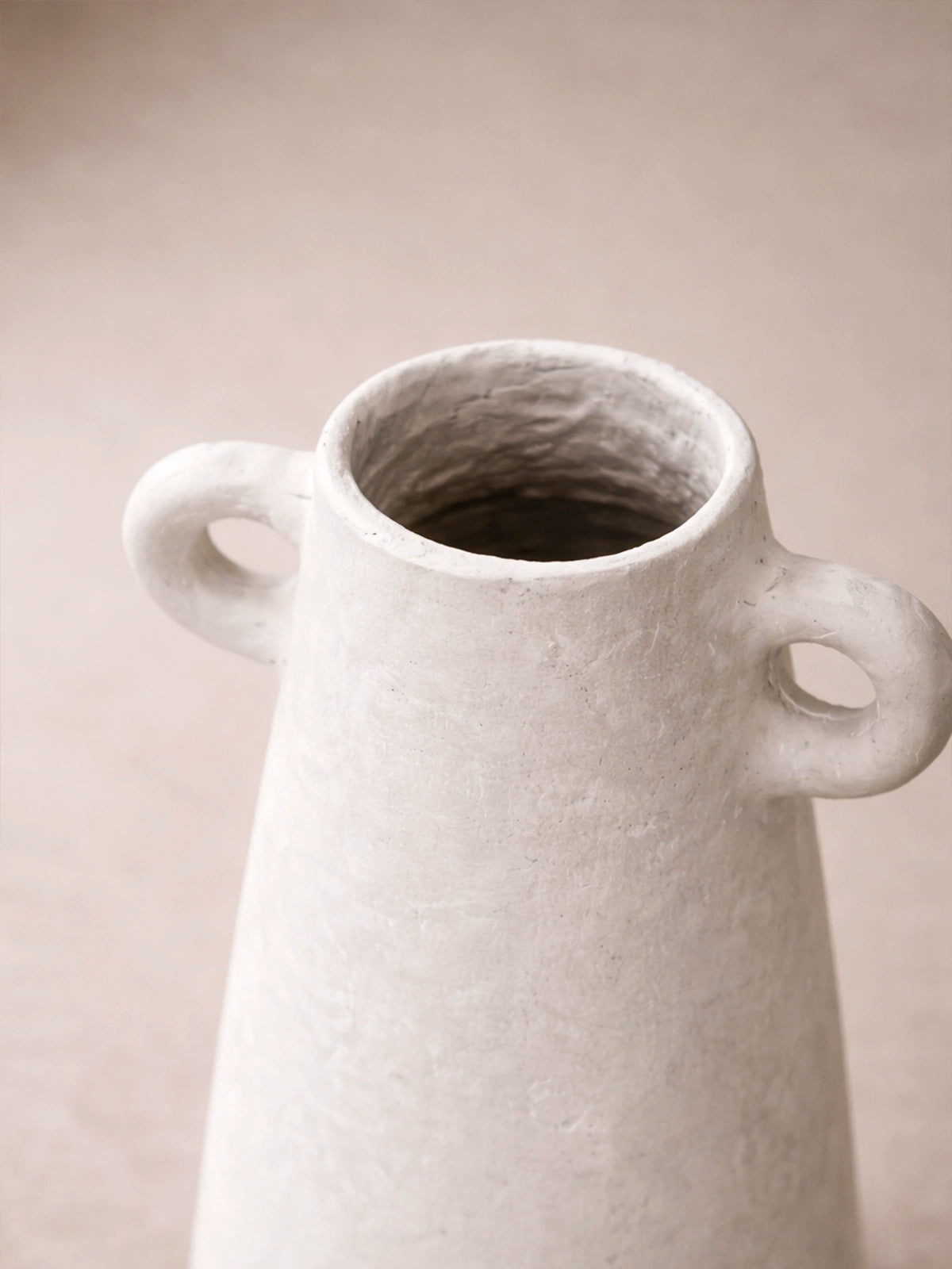 Jarrón Gea decorativo de papel maché sostenible 16x31 cm — jarrón artesanal en tonos neutros