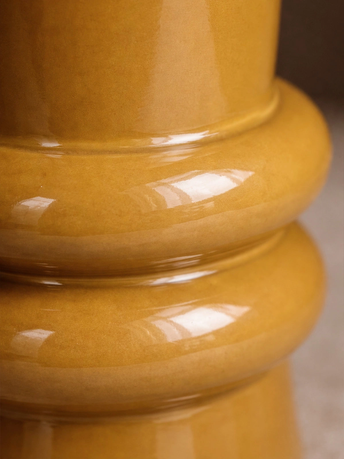 Jarrón Amalfi de vidrio reciclado color mostaza 13x25 cm — jarrón decorativo sostenible sin plomo