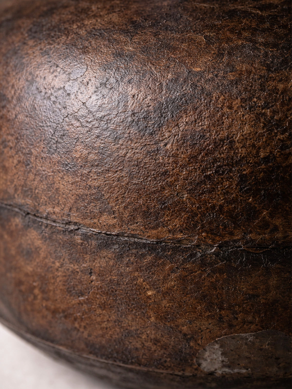 Jarrón Amani decorativo de metal marrón oscuro efecto envejecido — pieza escultórica en tonos tierra