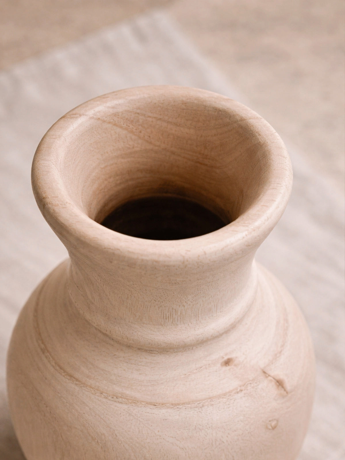 Jarrón Kale alto de madera de paulownia en tonos naturales — decoración orgánica para hogar