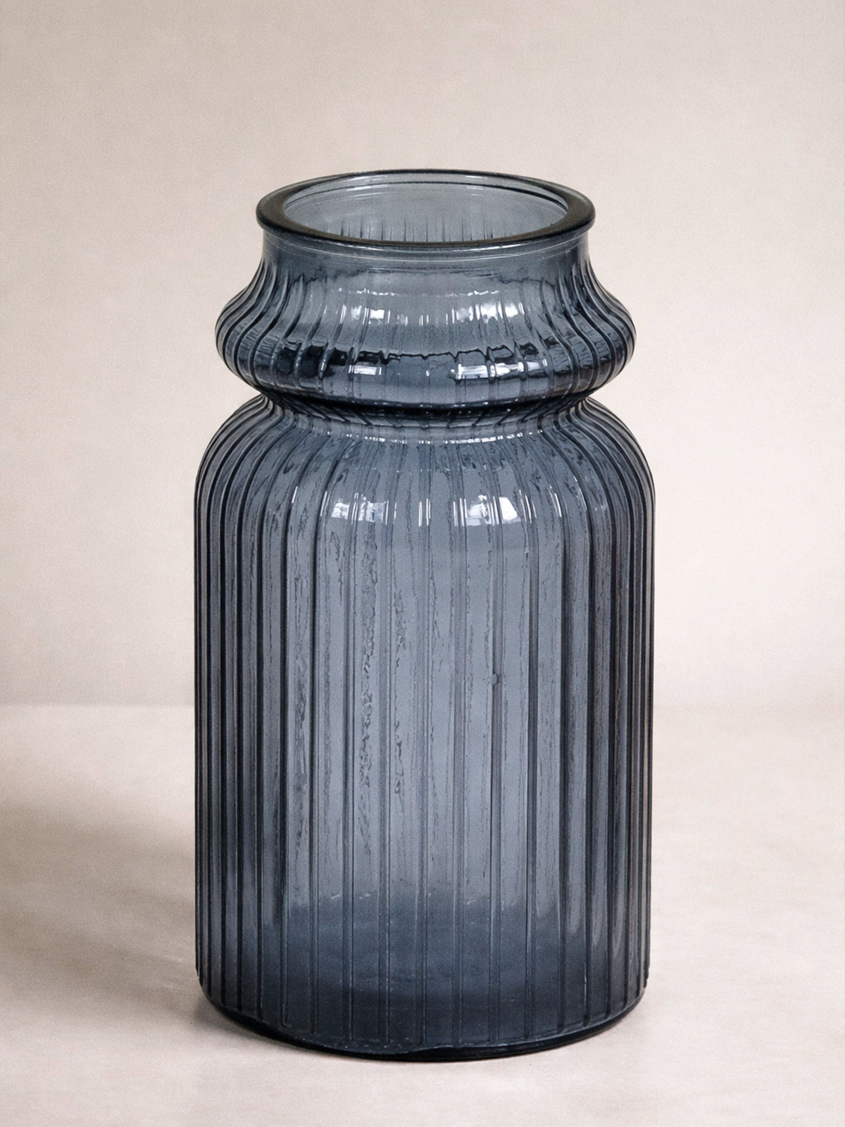 Jarrón Chloe de vidrio reciclado azul plomo — jarrón decorativo sostenible sin plomo