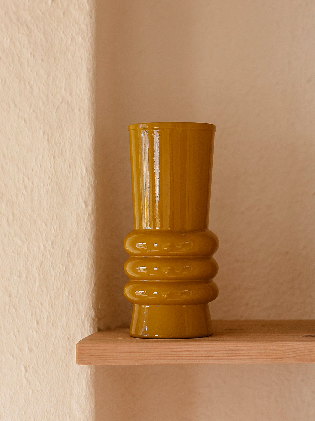 Jarrón Amalfi mostaza estilo seventies en vidrio reciclado