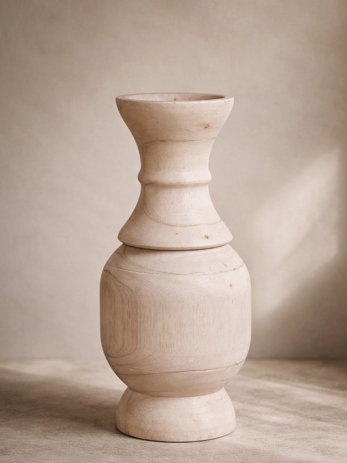 Jarrón Kale alto de madera de paulownia en tonos naturales — decoración orgánica para hogar