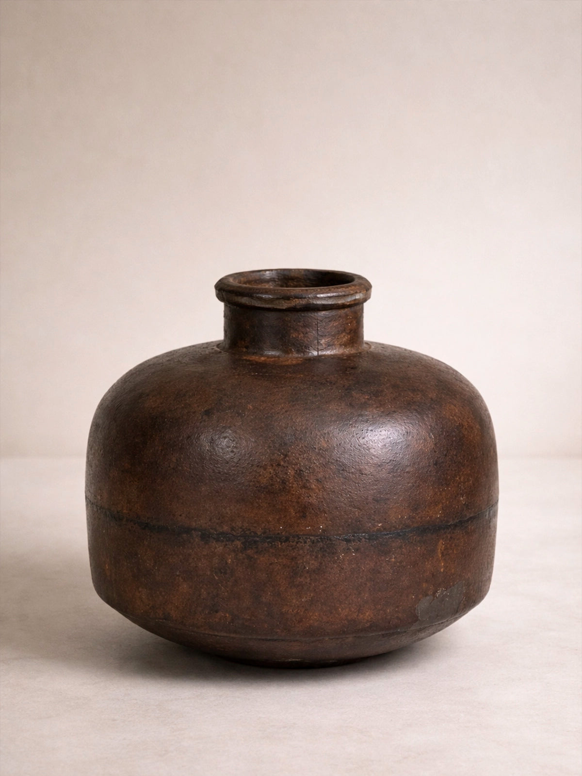 Jarrón decorativo de metal marrón oscuro efecto envejecido — pieza escultórica en tonos tierra