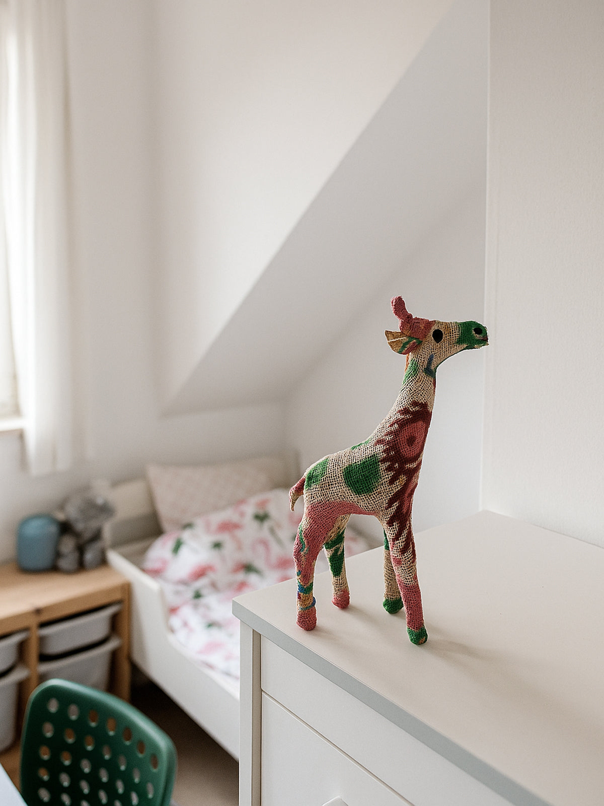 Figura jirafa de flores en papel mache y forrada de yute con tintes naturales hecha a mano