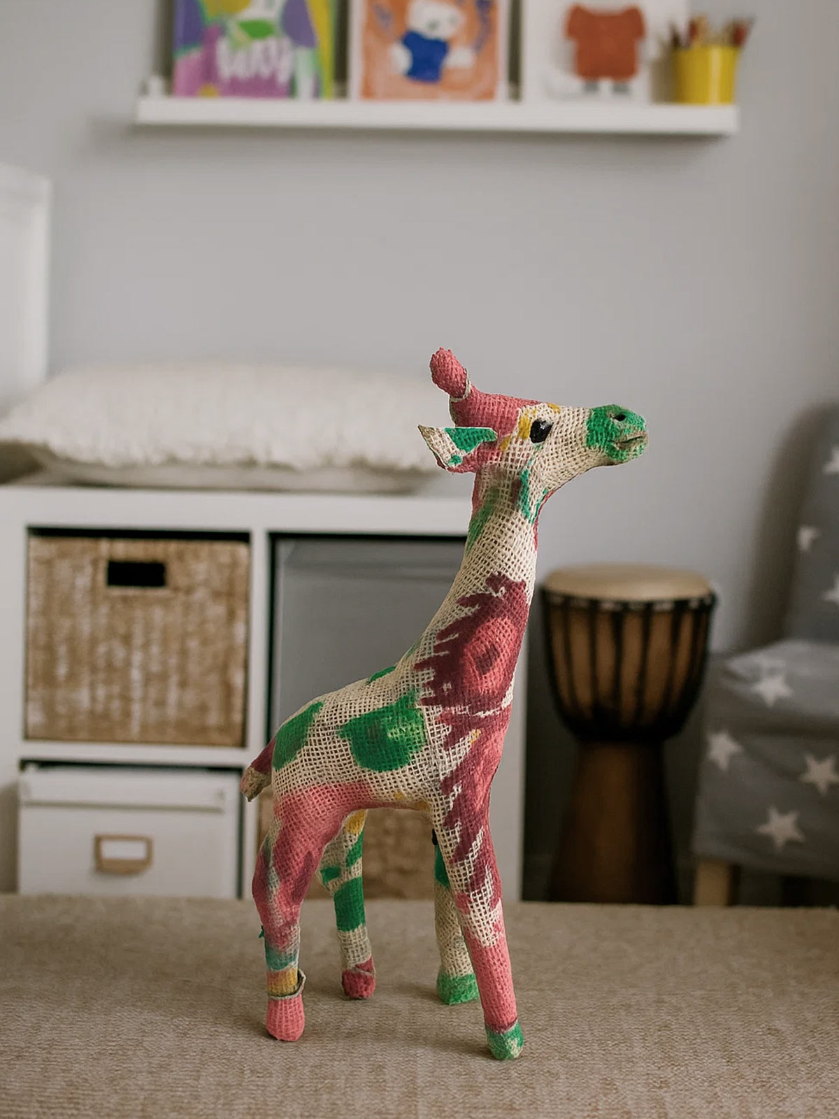 Figura jirafa de flores en papel mache y forrada de yute con tintes naturales hecha a mano