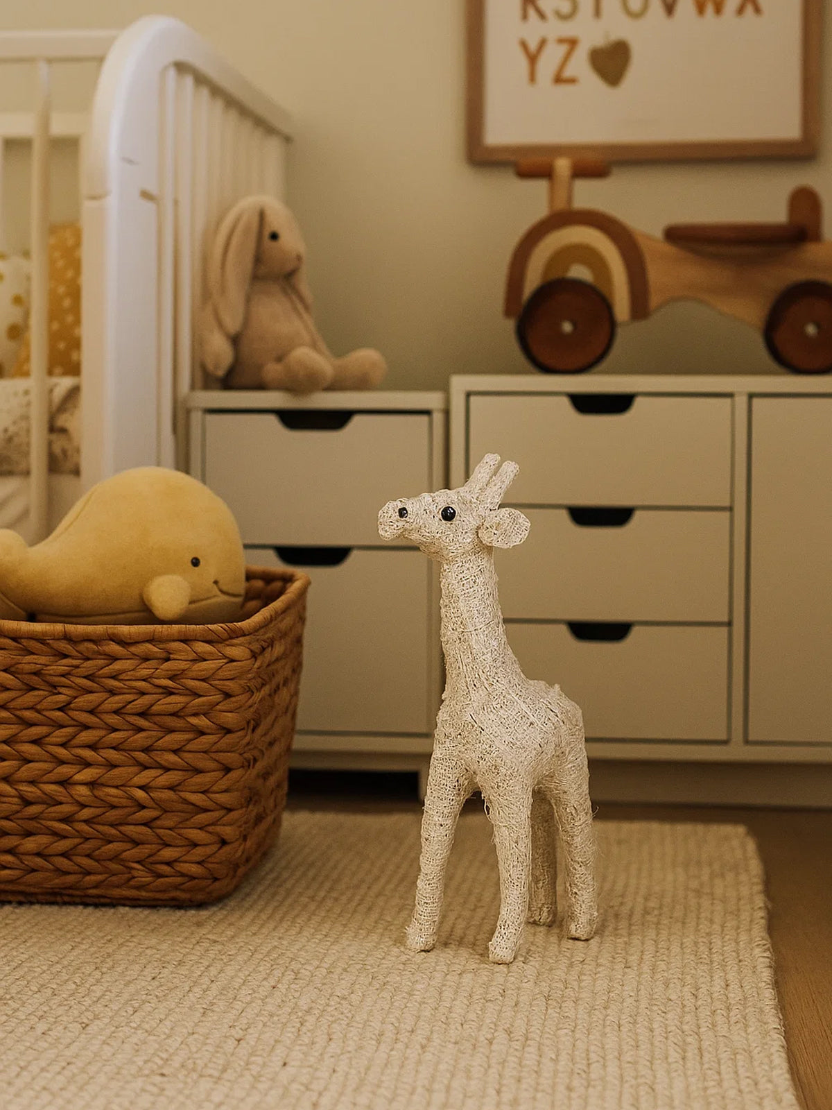 Figura jirafa blanca y dorada en papel mache y forrada de yute hecha a mano