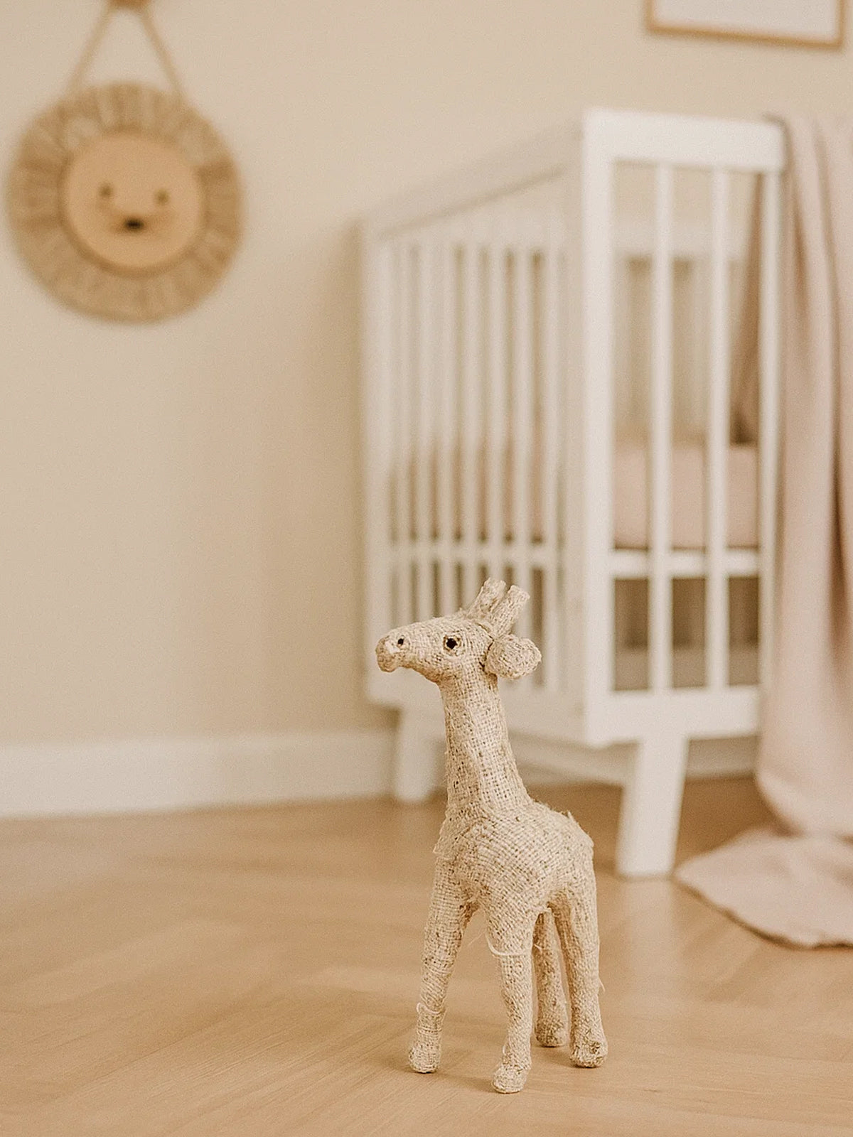 Figura jirafa blanca y dorada en papel mache y forrada de yute hecha a mano