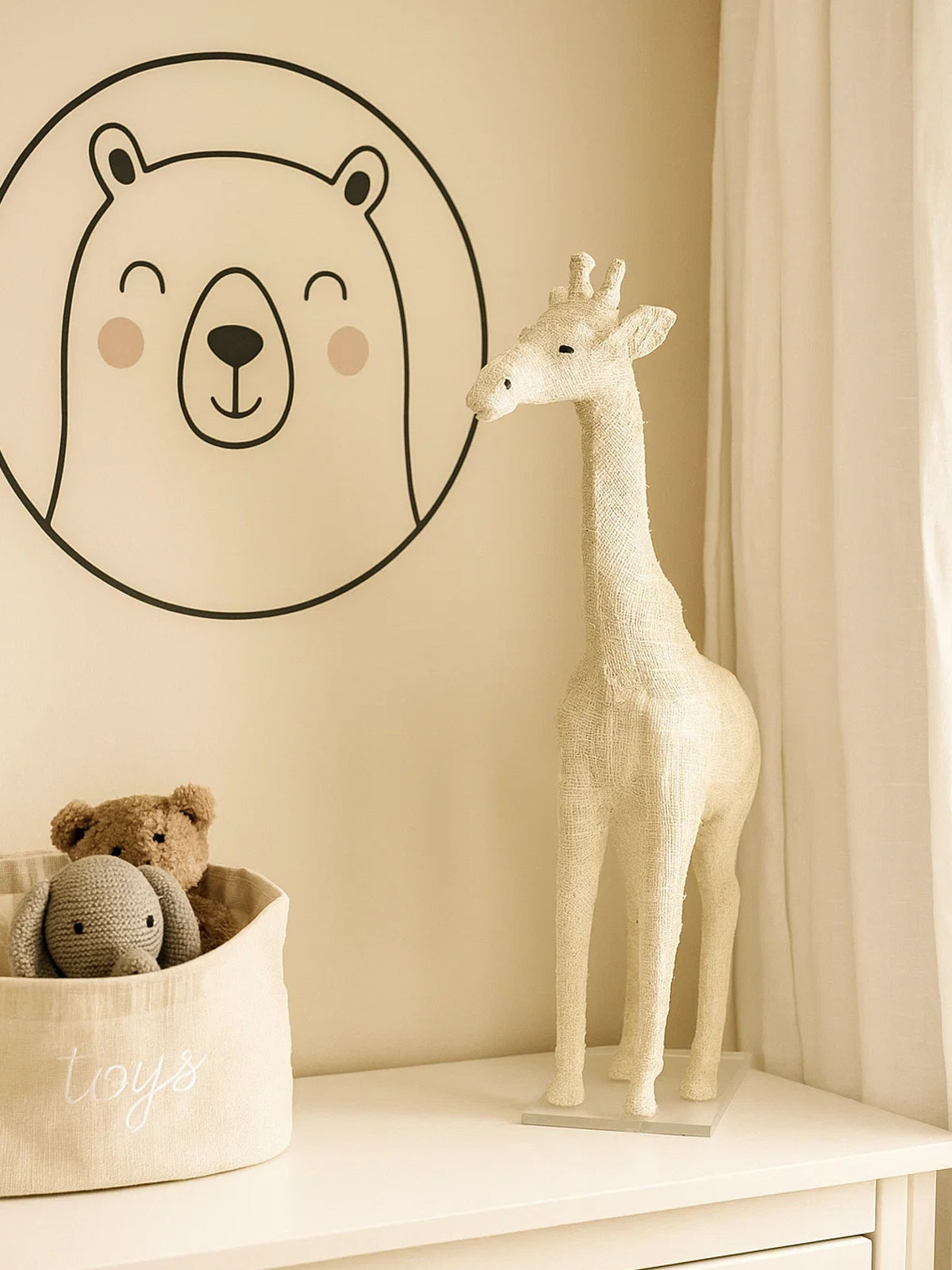 Figura jirafa blanca y dorada en papel mache y forrada de yute hecha a mano