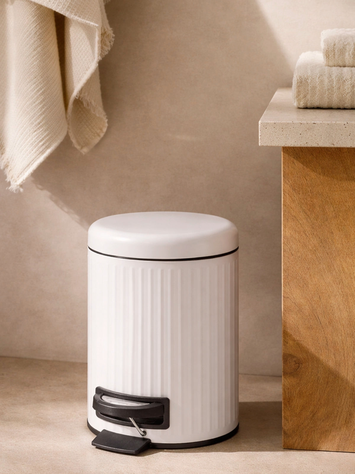 Papelera de baño metal líneas suaves
