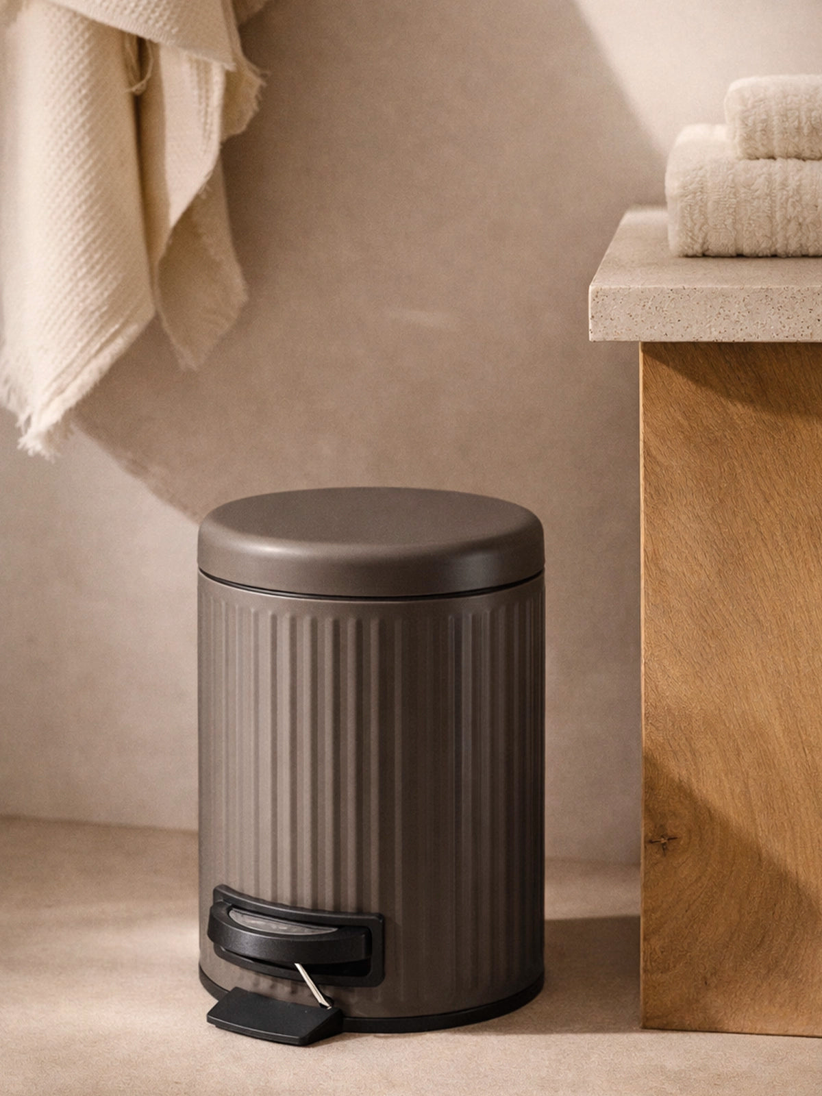 Papelera de baño metal líneas suaves