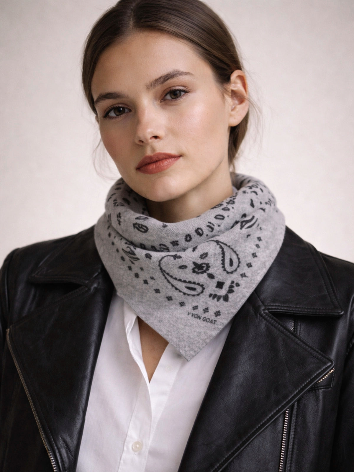 Bandana XXL Sahara Grey de cashmere 100% — pañuelo suave y elegante