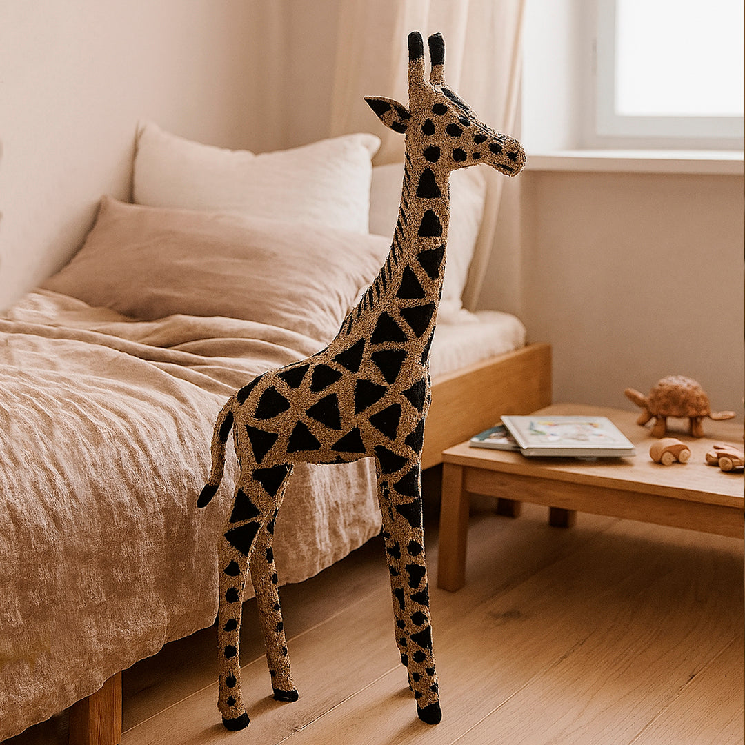 Figura jirafa natural en papel mache y forrada de yute con tintes naturales hecha a mano