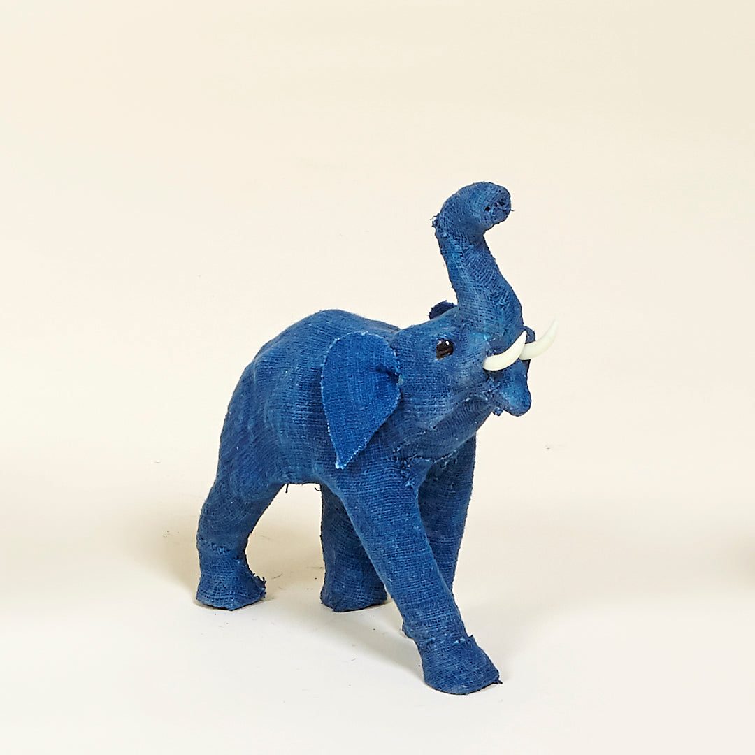 Figura elefante tropical de papel mache forrada de algodón con tintes naturales hecho a mano