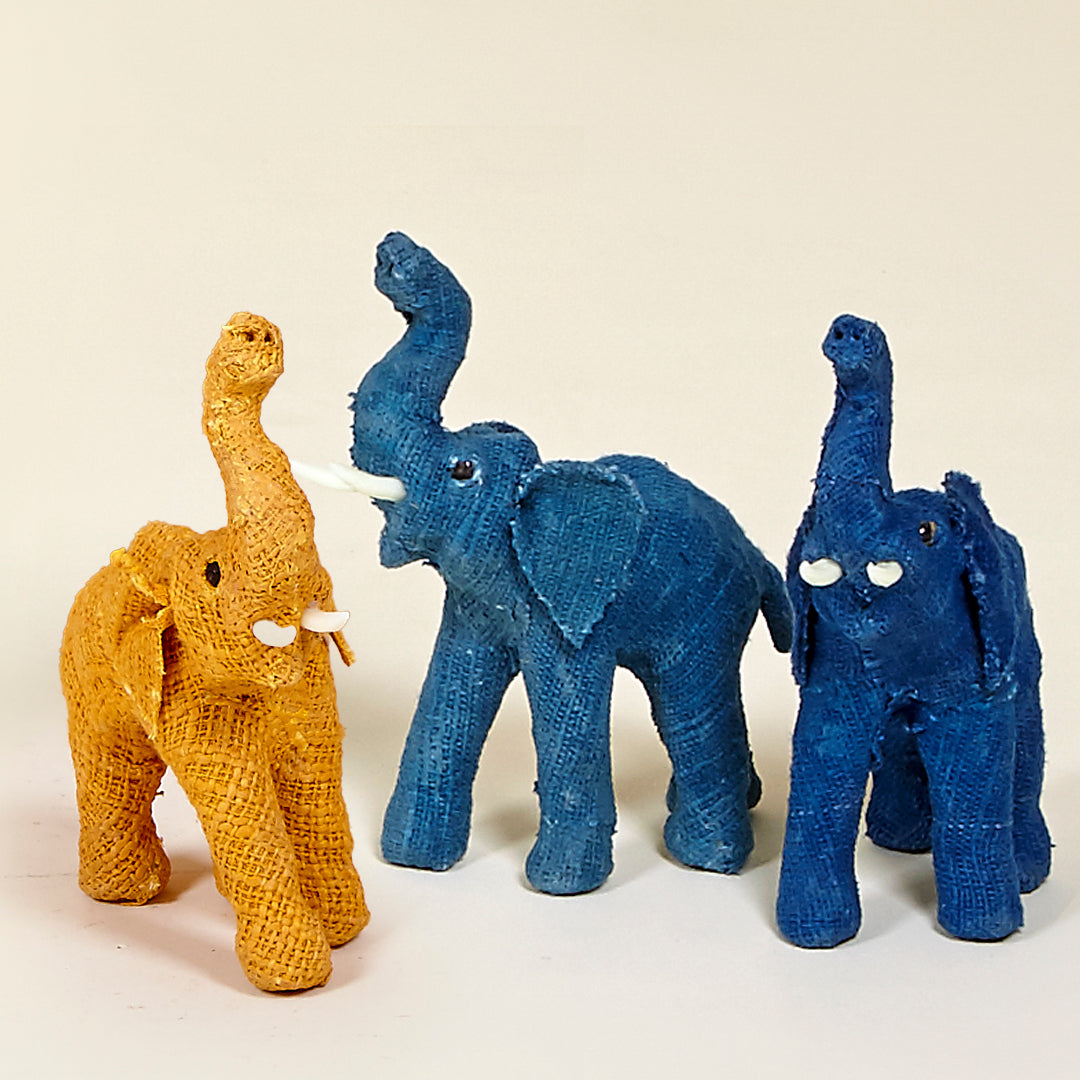 Figura elefante tropical de papel mache forrada de algodón con tintes naturales hecho a mano