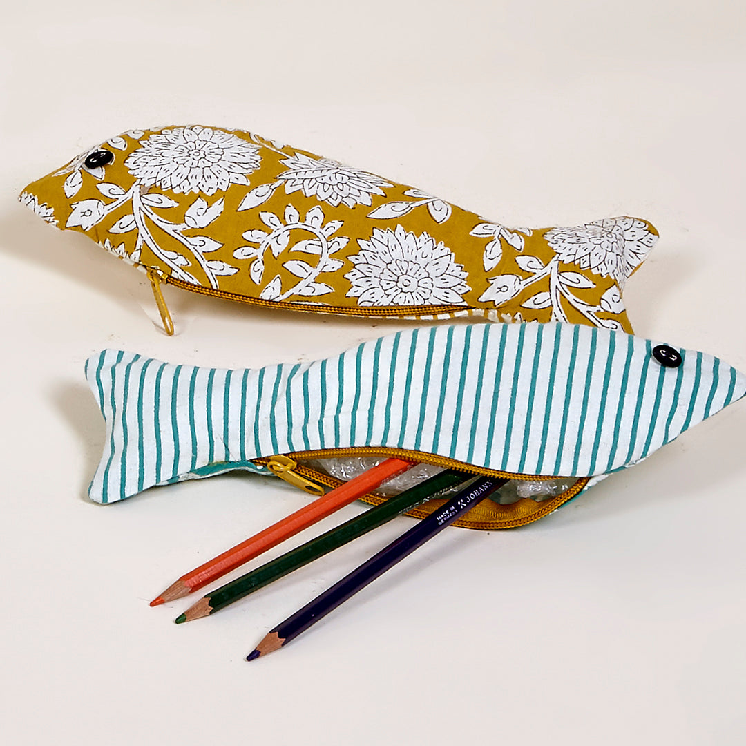 Estuche con forma de pez Rimini de algodón en color turquesa y mostaza
