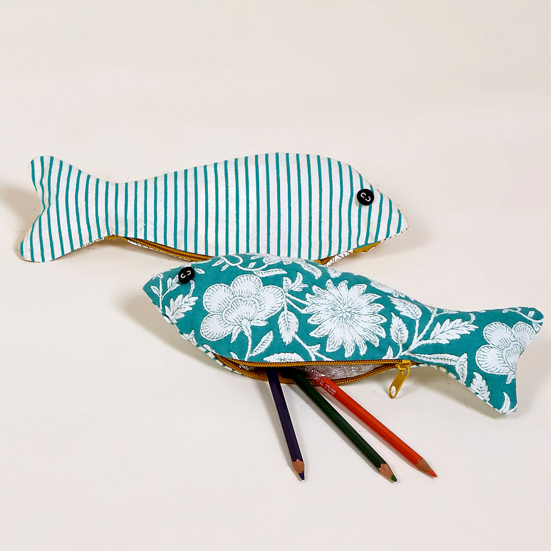 Estuche con forma de pez Rimini de algodón en color turquesa y mostaza