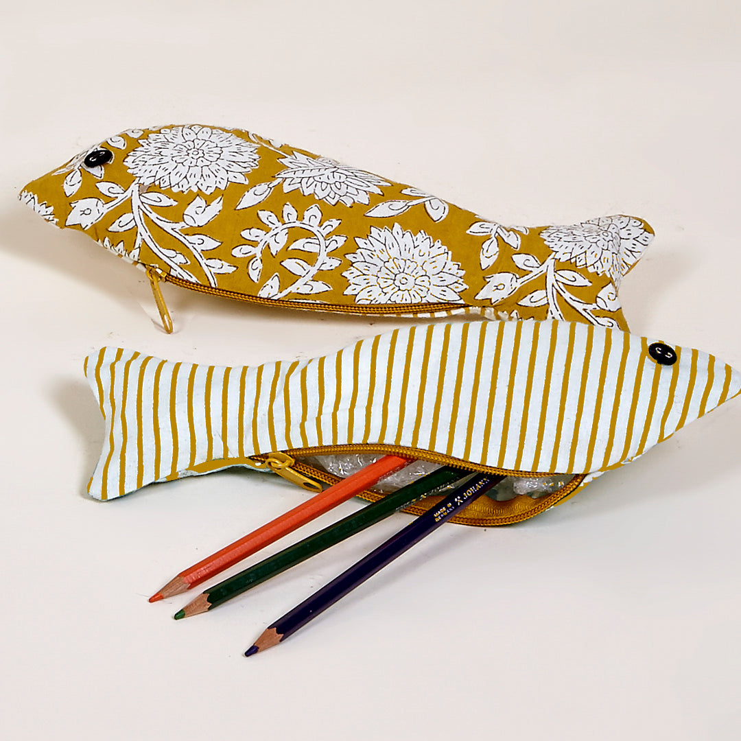 Estuche con forma de pez Rimini de algodón en color turquesa y mostaza