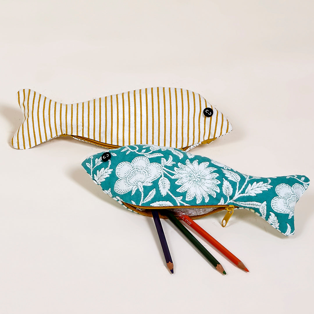 Estuche con forma de pez Rimini de algodón en color turquesa y mostaza
